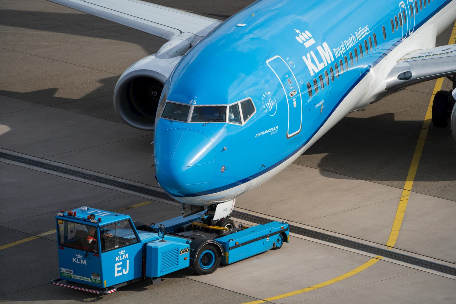 Bakkeoperasjoner med et pushback-kjøretøy og et fly på en flyplass