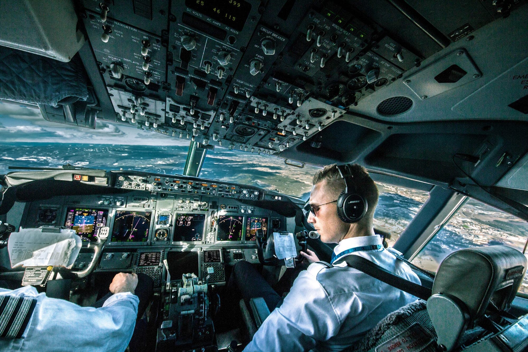 Pilotul comunicând de pe puntea de zbor a aeronavei