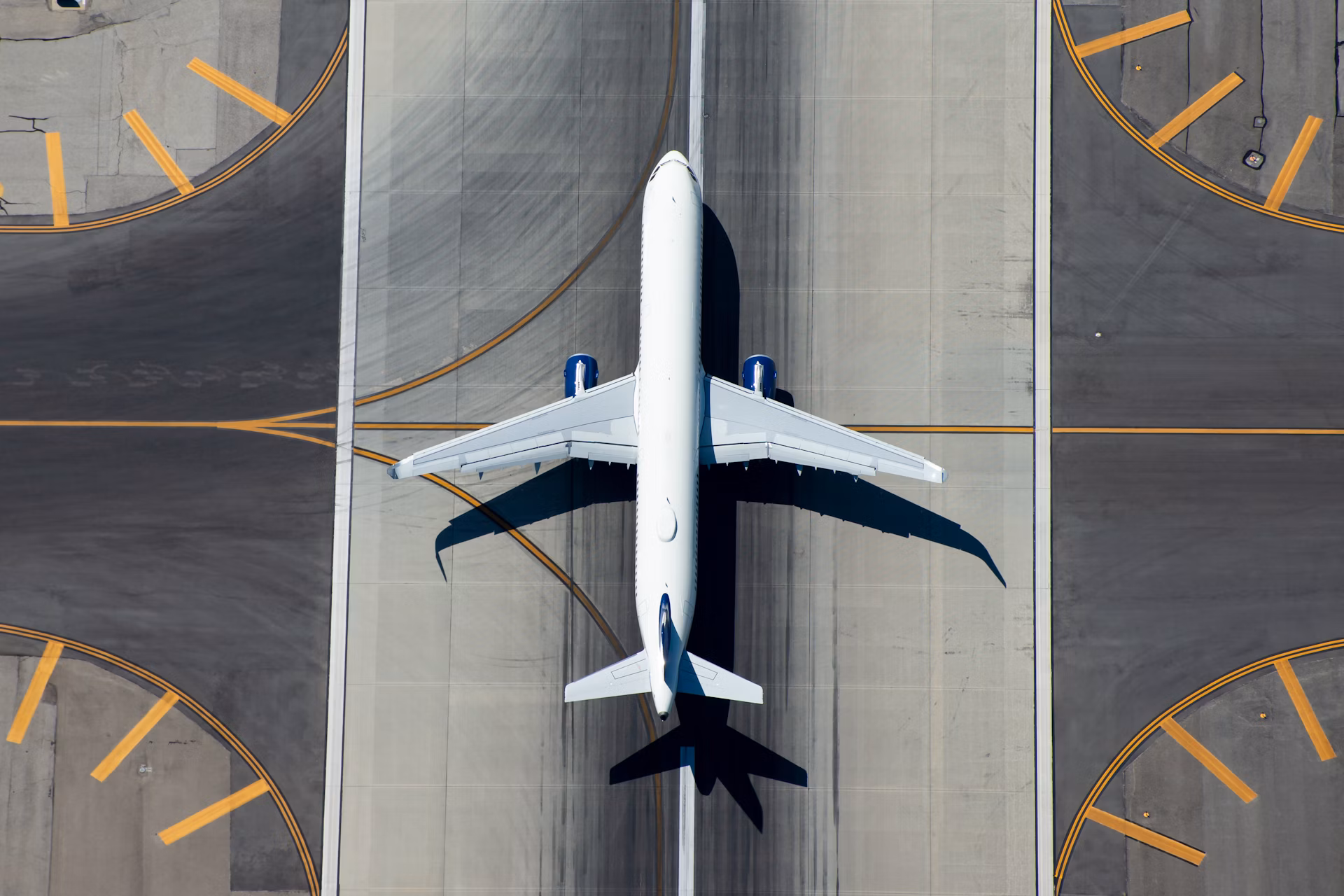 Aeronave văzute de sus pe o cale de taxi de la aeroport