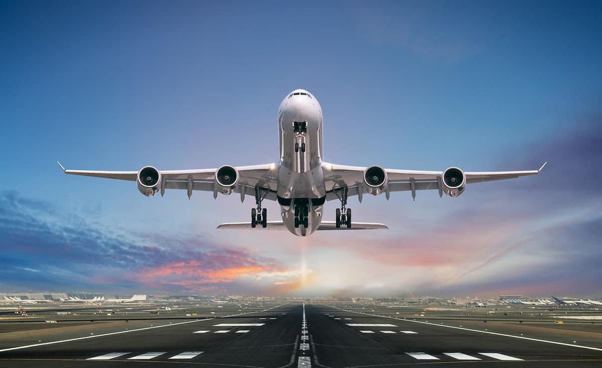 Avionul se apropie de pista de rulare