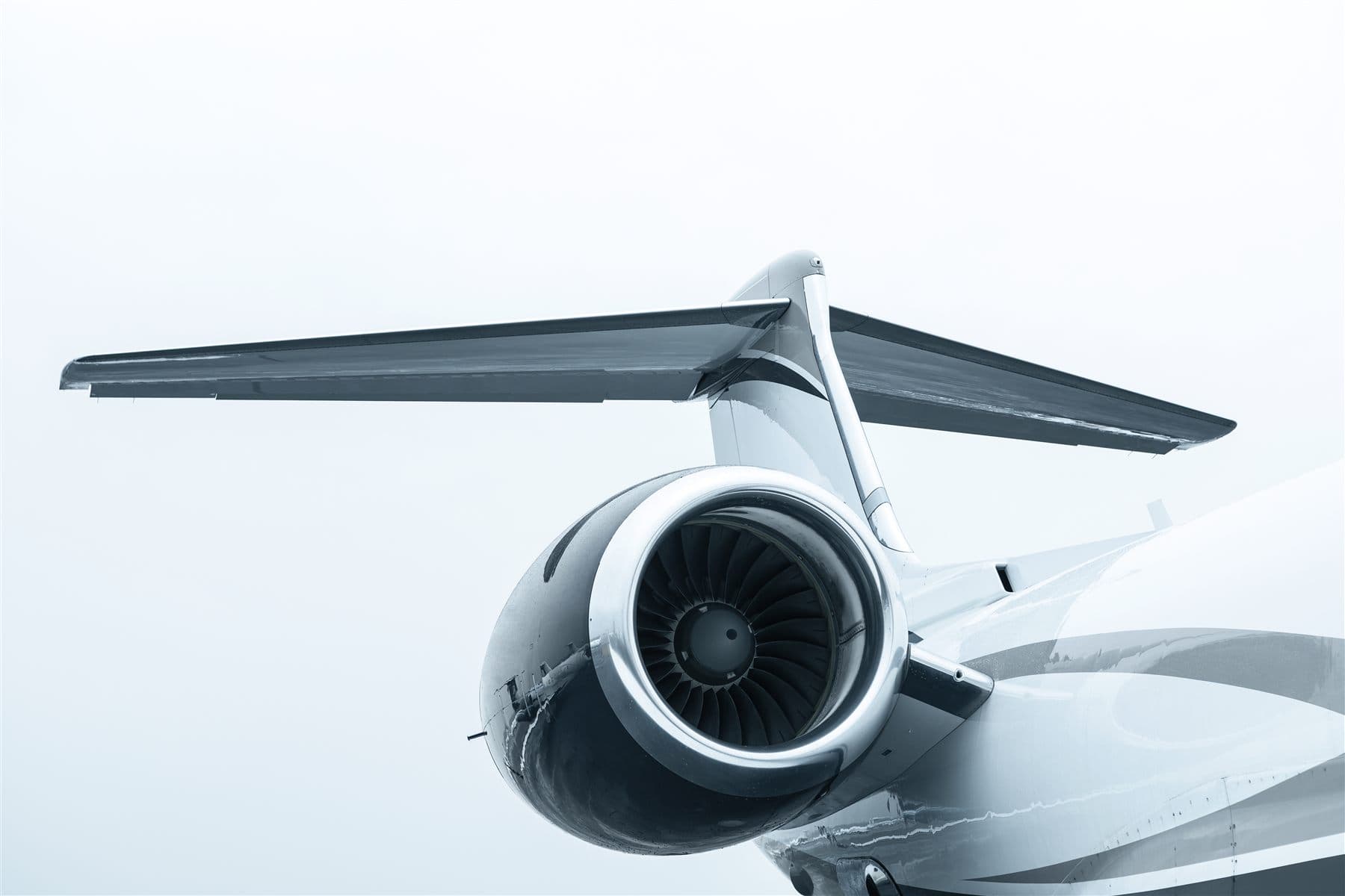 Aircraft engine and wing used as an ICAO English practice prompt